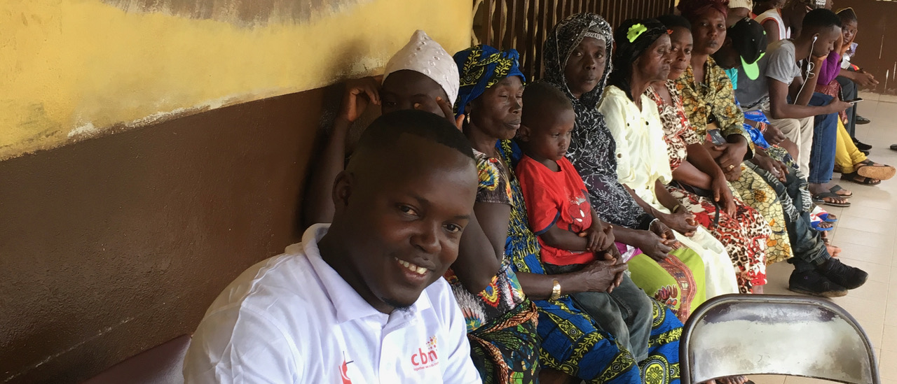 Mehrere Personen warten vor der Augenklinik in Freetown Sierra Leone