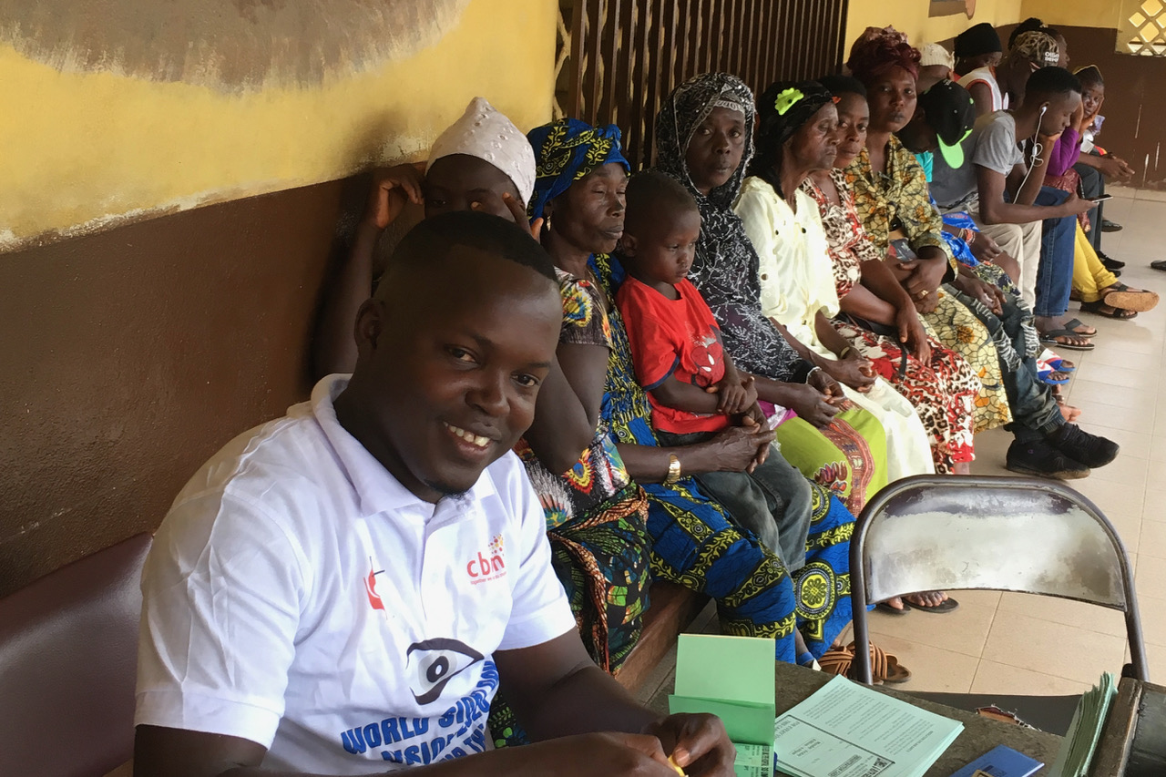 Mehrere Personen warten vor der Augenklinik in Freetown Sierra Leone