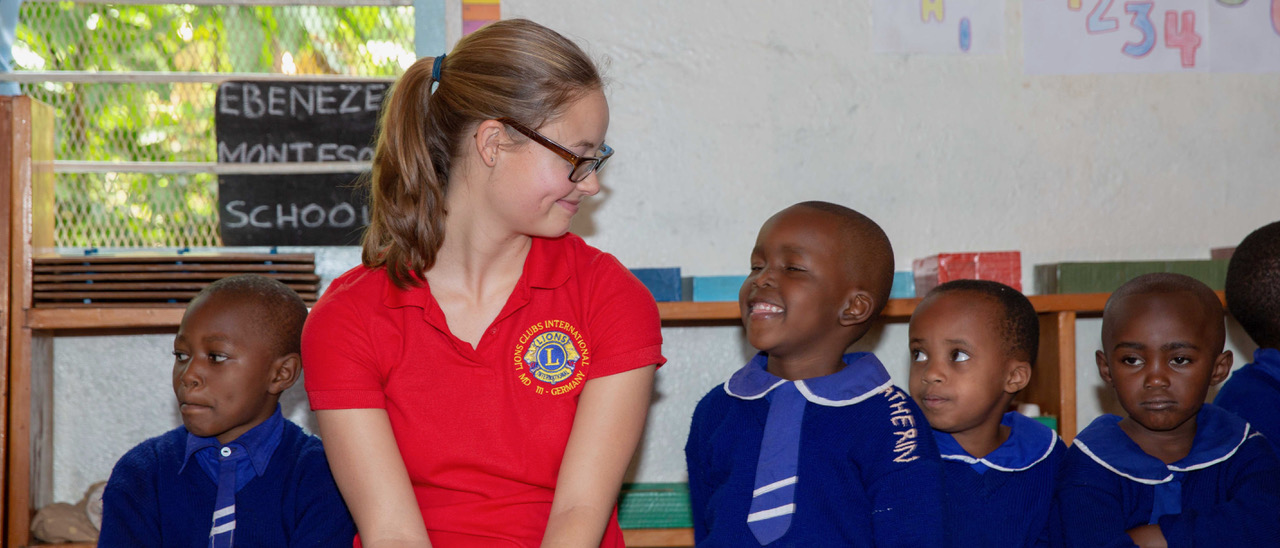 Eine deutsche Lionsfreundin besucht einen Kindergarten in Tansania