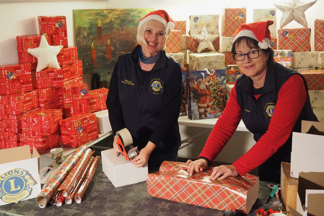 Zwei Lions-Freundinnen haben eine Vielzahl an Weihnachtspäckchen gemeinsam verpackt.