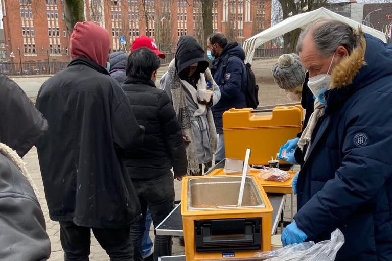 PDG Thomas Guse und weitere Lionsfreunde verteilen warme Suppe und Brötchen an Obdachlose