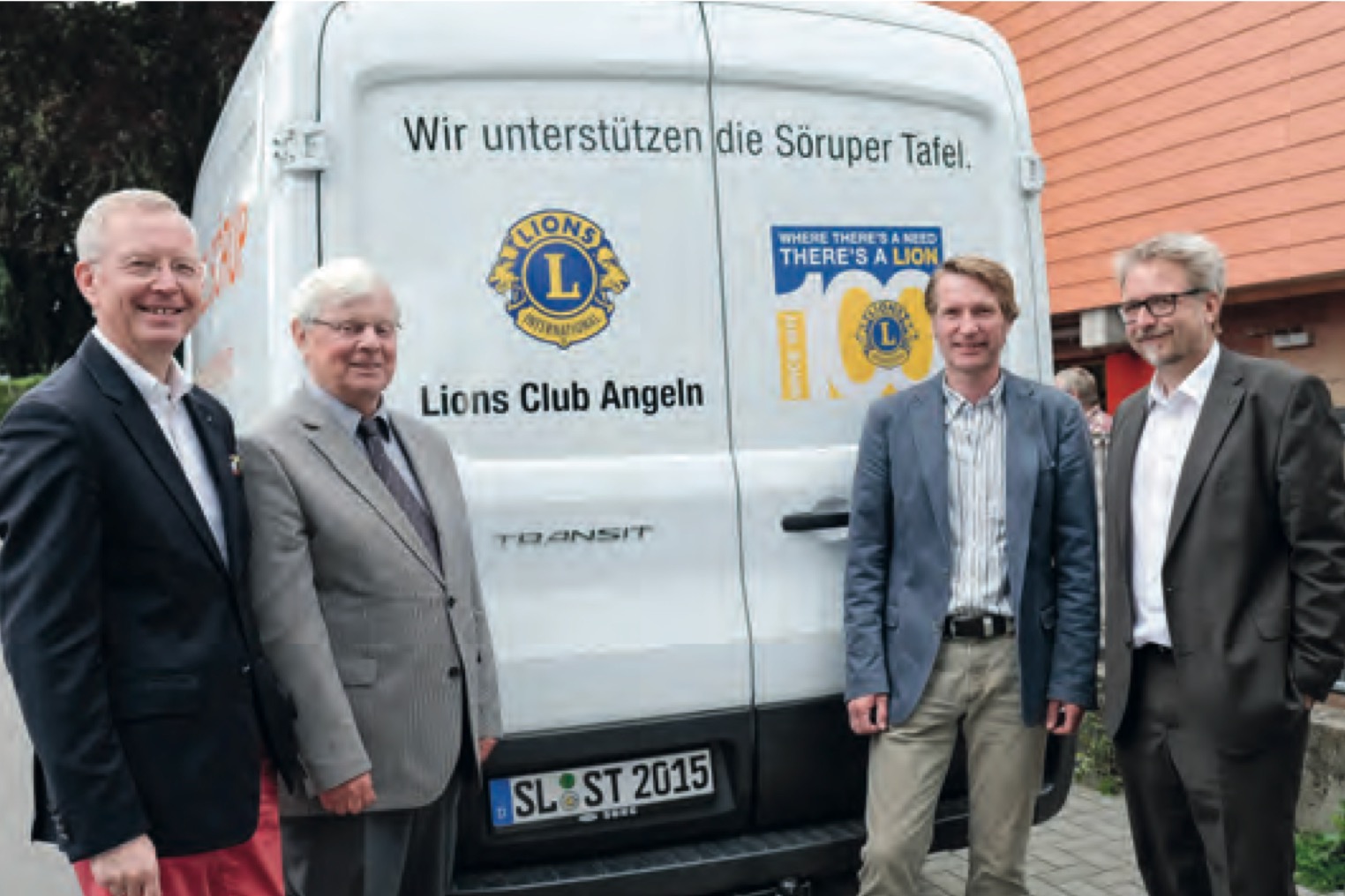 Lionsmitglieder des Lions Club Angeln übergeben 2016 ein Kühlfahrzeug an die Söruper Tafel