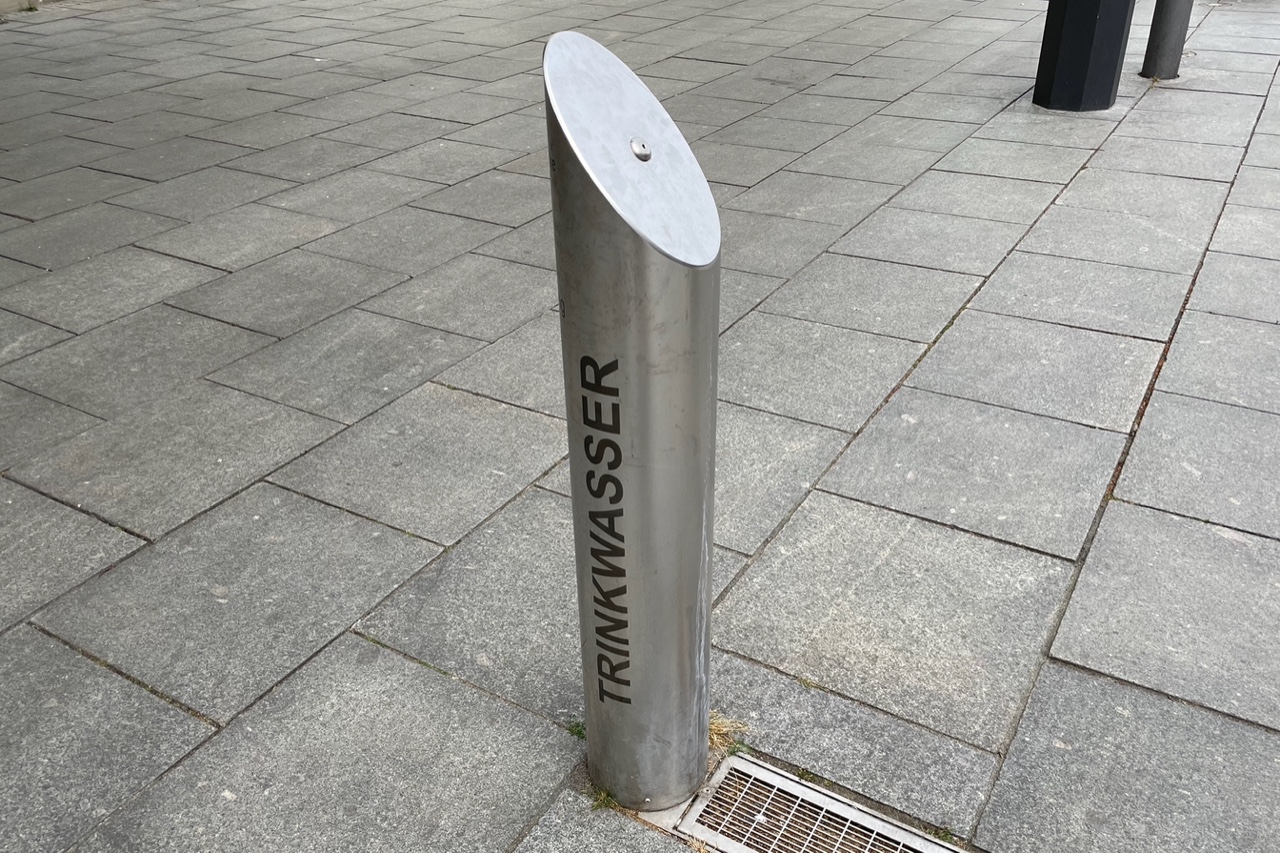 Eine Metallsäule bietet Trinkwasser für Passanten