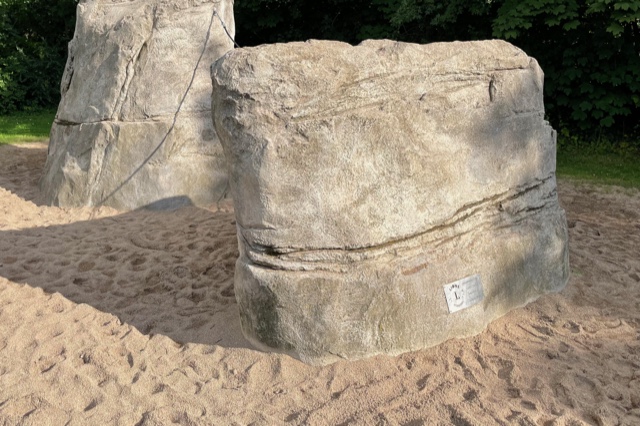 Eine Spendenplakette der Lions ist unten am Felsen angebracht