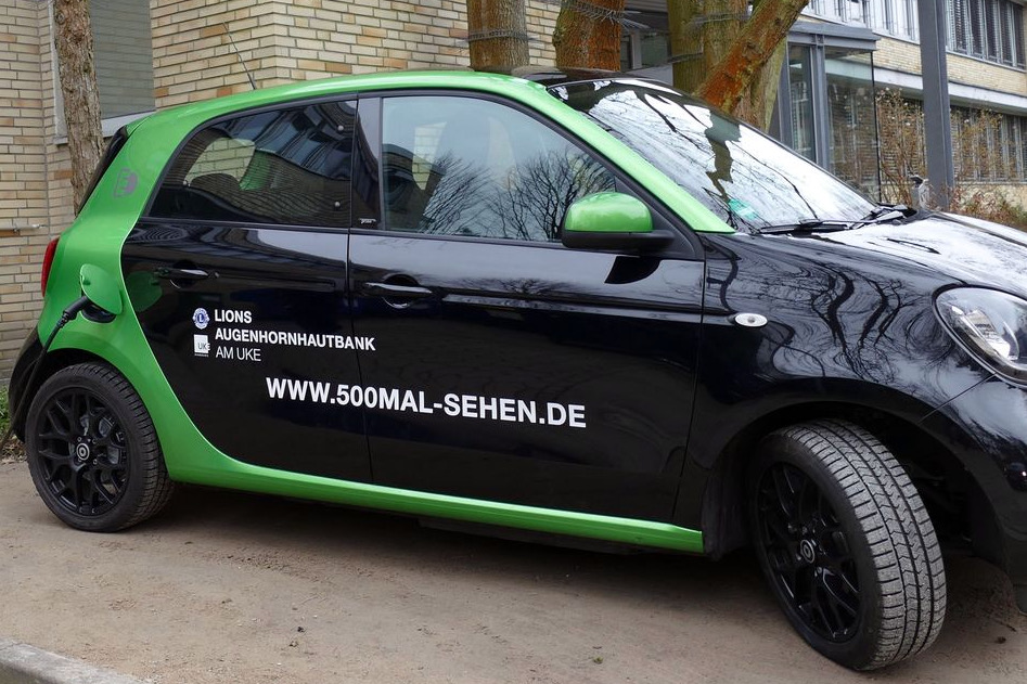 Das von der Stiftung der Deutschen Lions 2018 geförderte schwarz-grüne Elektromobil mit dem die Augenhornhautspenden transportiert werden