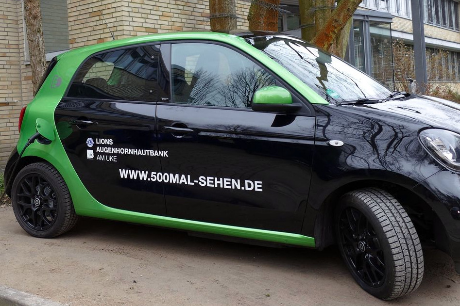 Das von der Stiftung der Deutschen Lions 2018 geförderte schwarz-grüne Elektromobil mit dem die Augenhornhautspenden transportiert werden