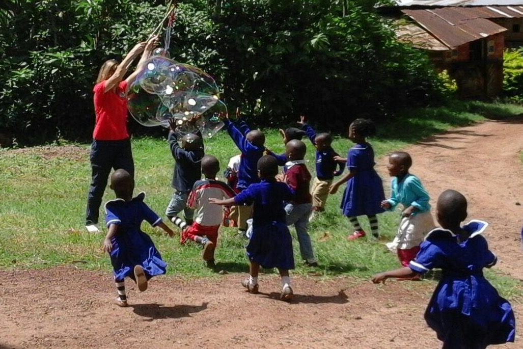 Die Entstehung zahreicher großer Seifenblasen begeistert zahlreiche Kindergartenkinder