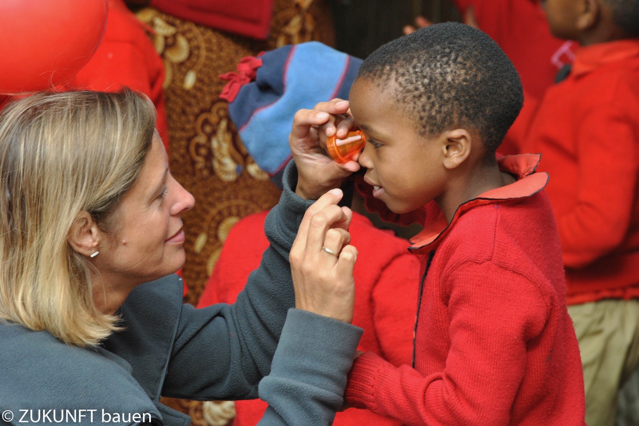 Sabine Mau mit einem kleinen Jungen aus dem Kindergarten