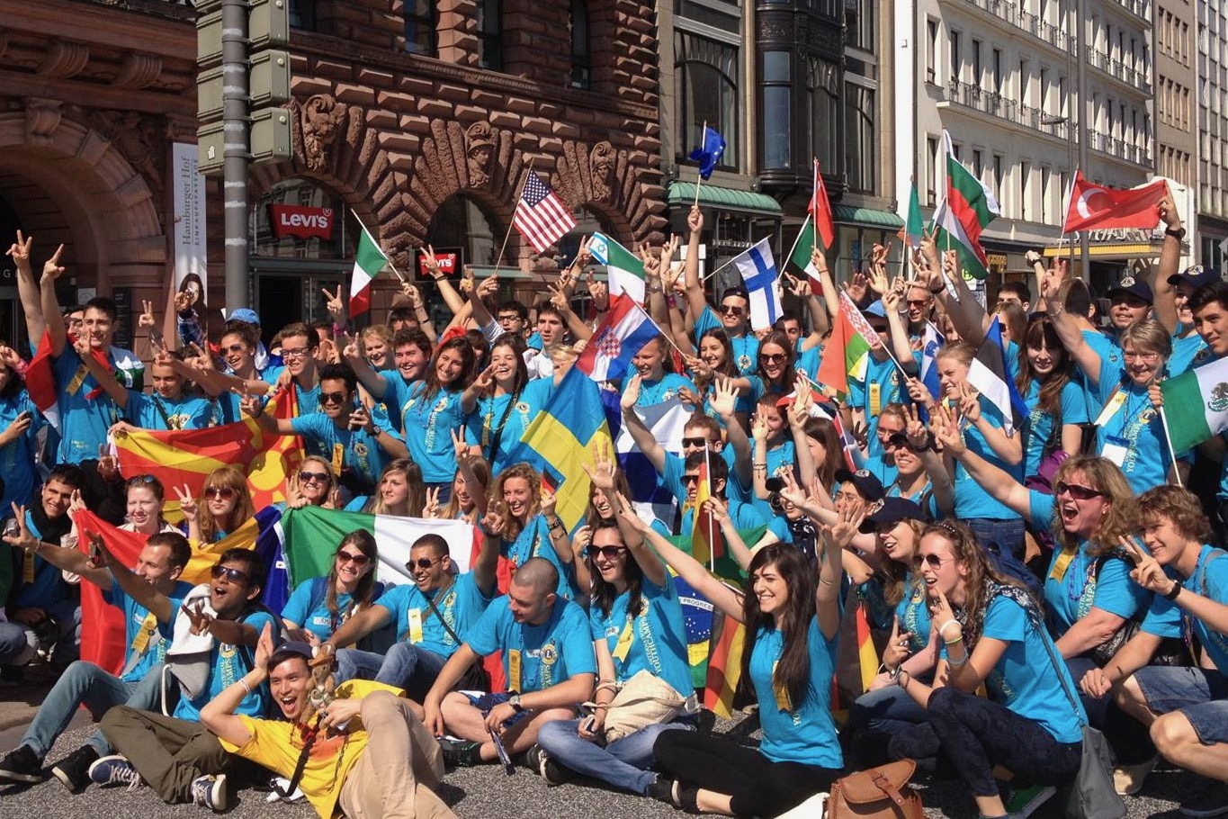 Eine große Gruppe Jugendlicher aus dem Jugendcamp haben sich zum Gruppenfoto auf dem Hamburger Rathausmarkt positioniert
