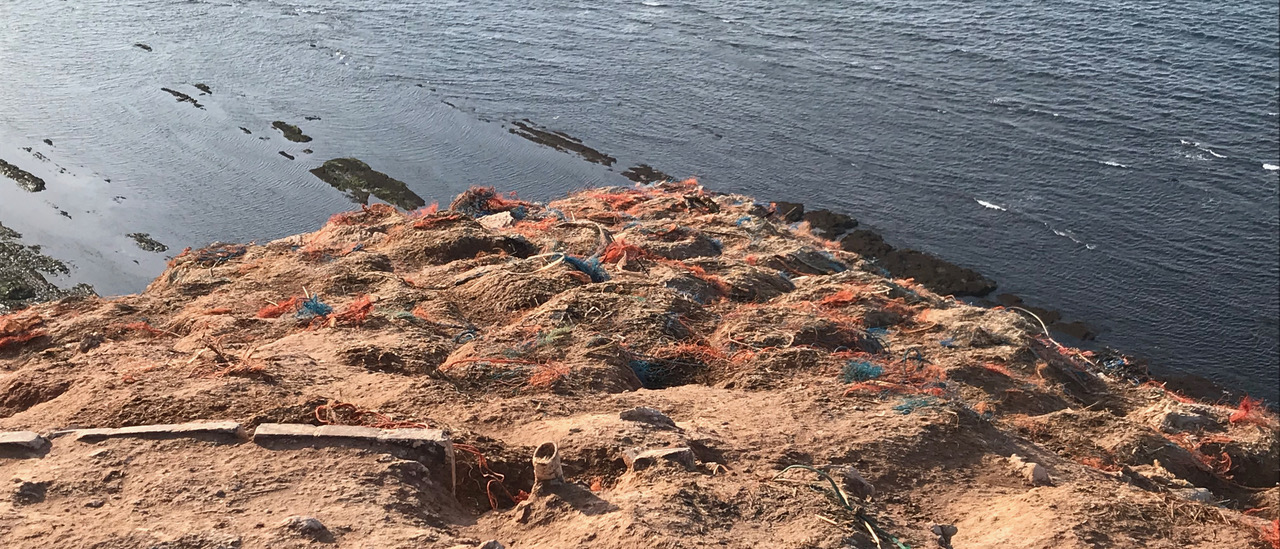 Seevögel haben Reste von Fischernetzen aus Kunststoff auf den Felsen von Helgoland deponiert.