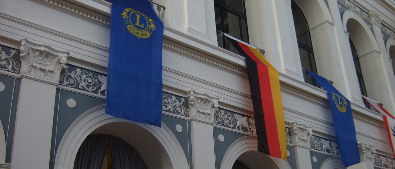 Lions- und Deutschlandflaggen