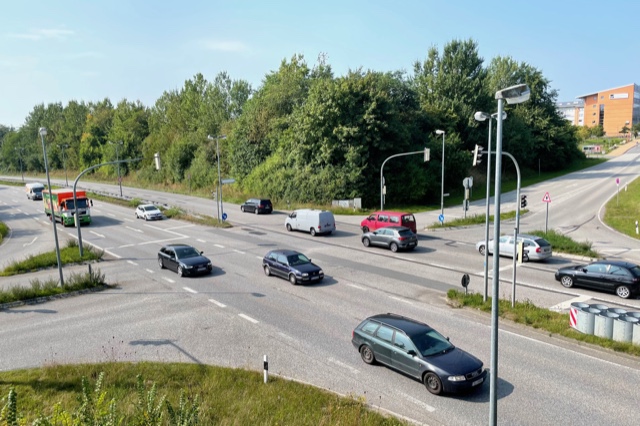 Blick von einer Straßenbrücke auf den Verkehr