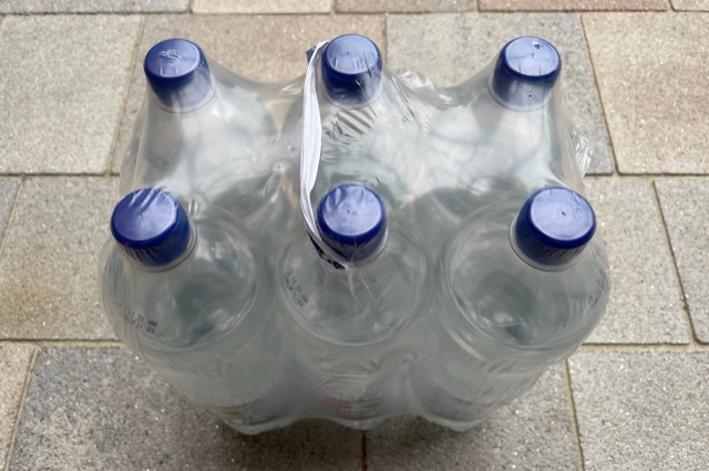 Einweg-Plastik-Wasserflaschen Sechserpack