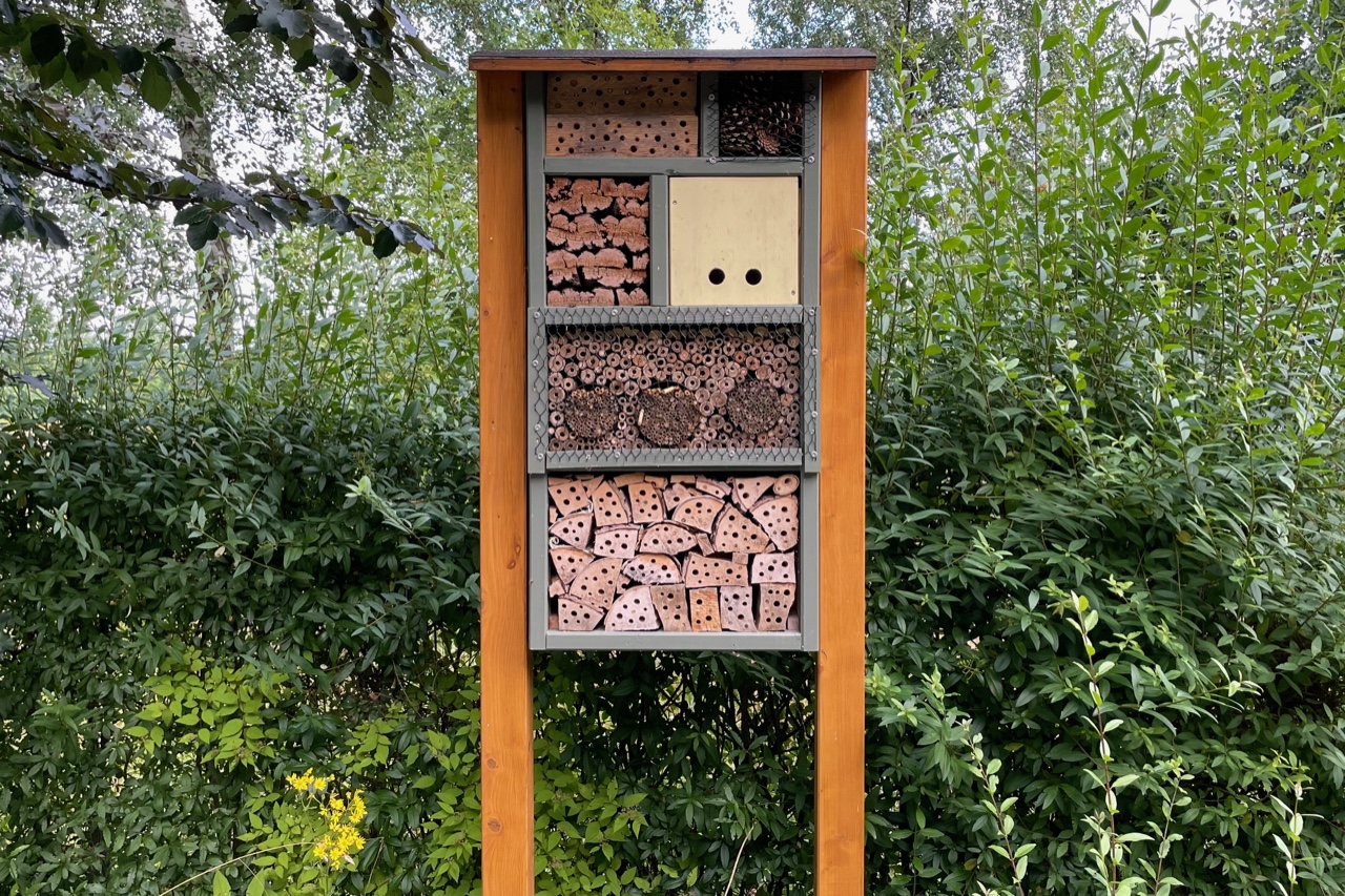 Ein großes rechteckiges Insektenhotel in freier Natur