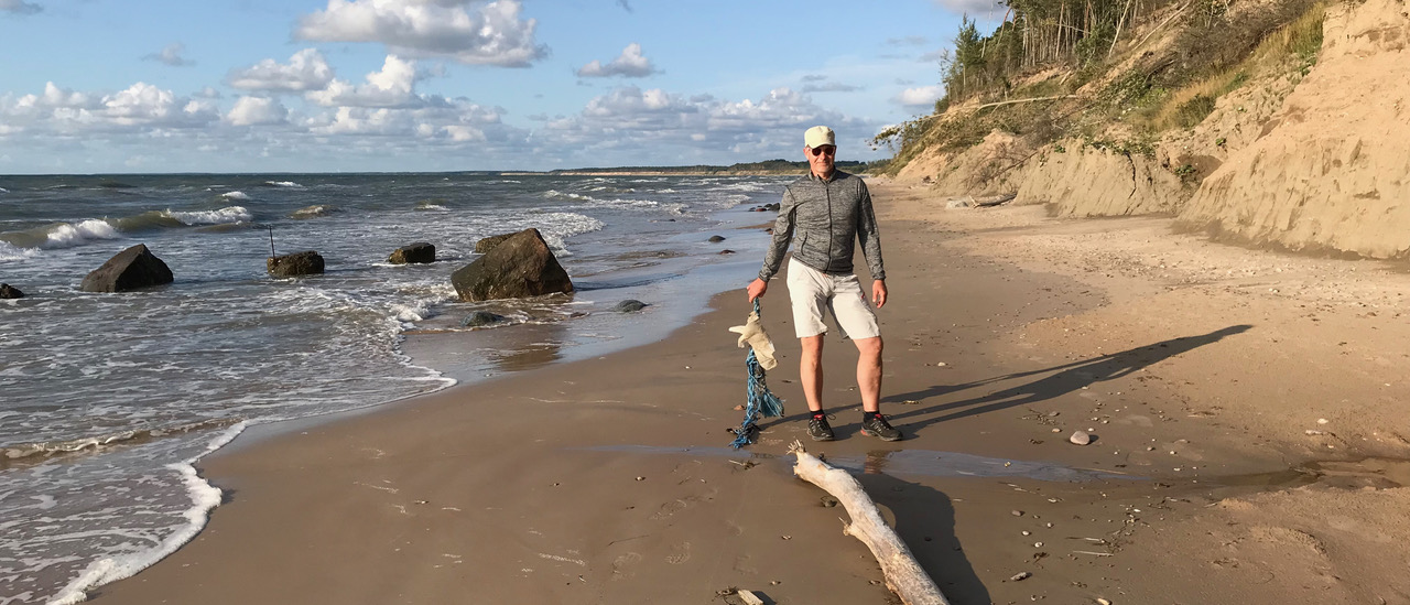 Bei einem Spaziergang an der Ostsee wird angeschwemmter Kunststoffmüll gesammelt