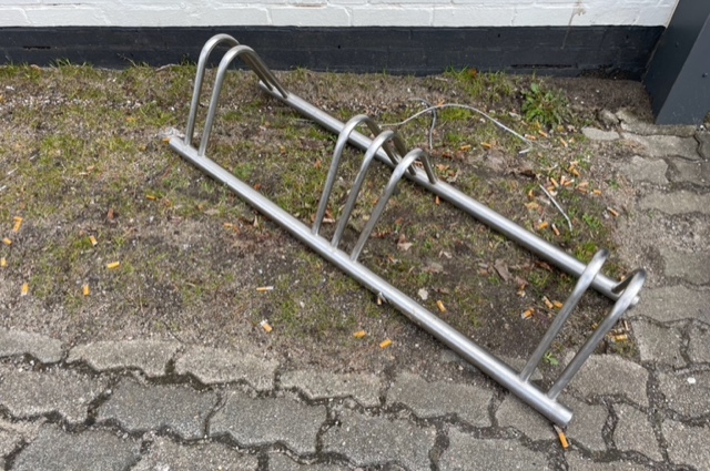 Zahlreiche Zigarettenkippen liegen um einen Fahrradständer herum