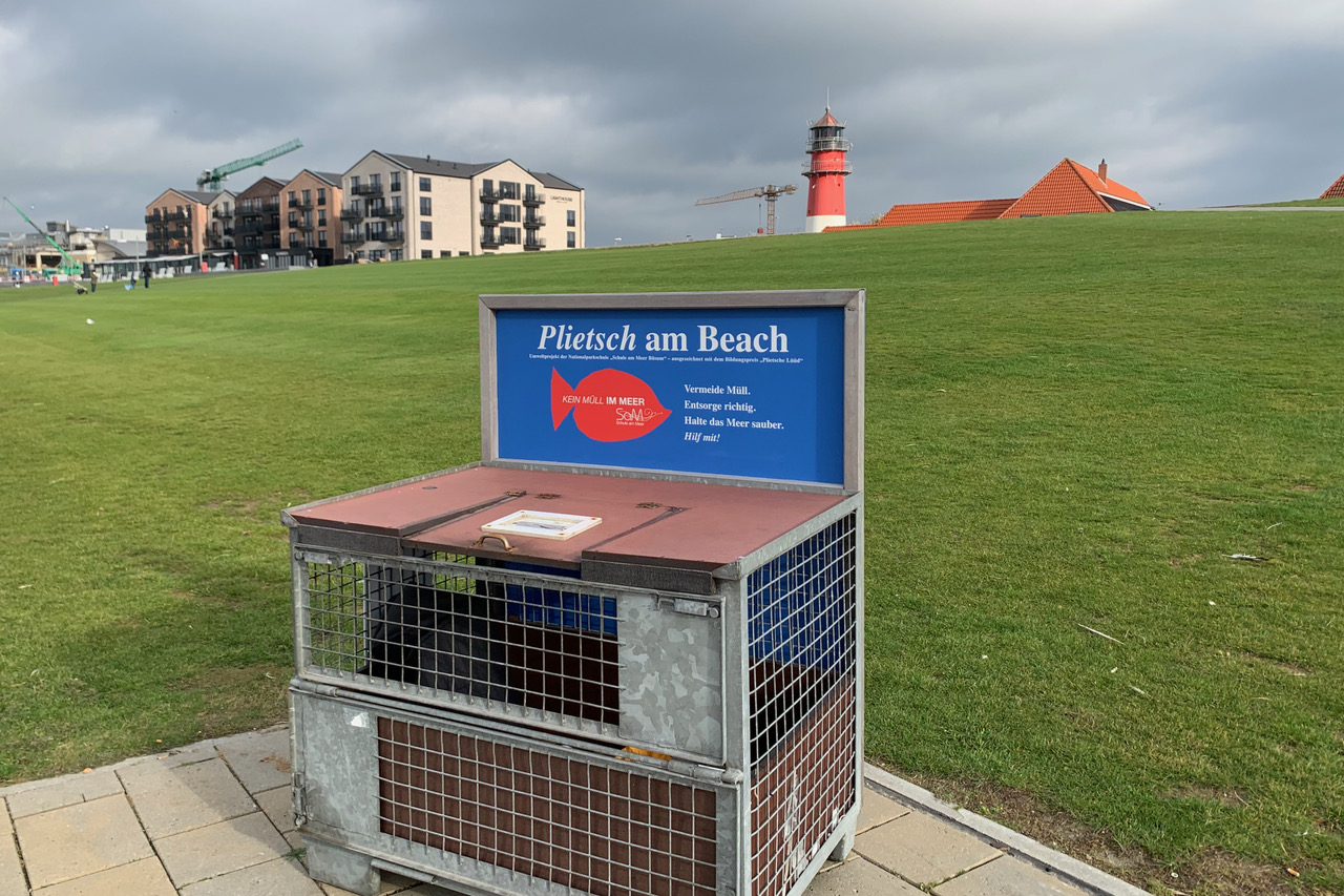 Gittermüllkisten mit Deckel am Büsumer Nordseestrand