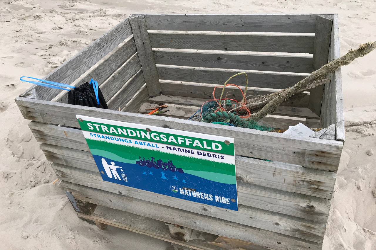 Palettenkiste in der gefundenes Strandgut geworfen werden kann