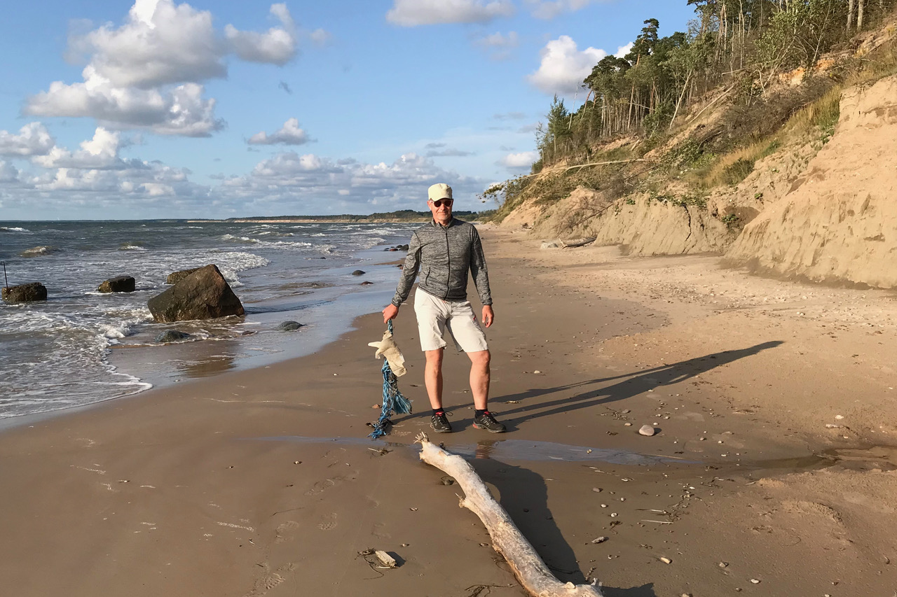 Bei einem Spaziergang an der Ostsee wird angeschwemmter Kunststoffmüll gesammelt