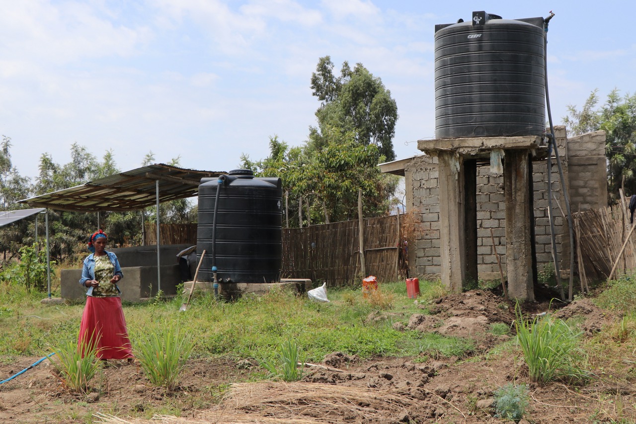Zwei große Wasserspeicher sind der Mittelpunkt der Anlage