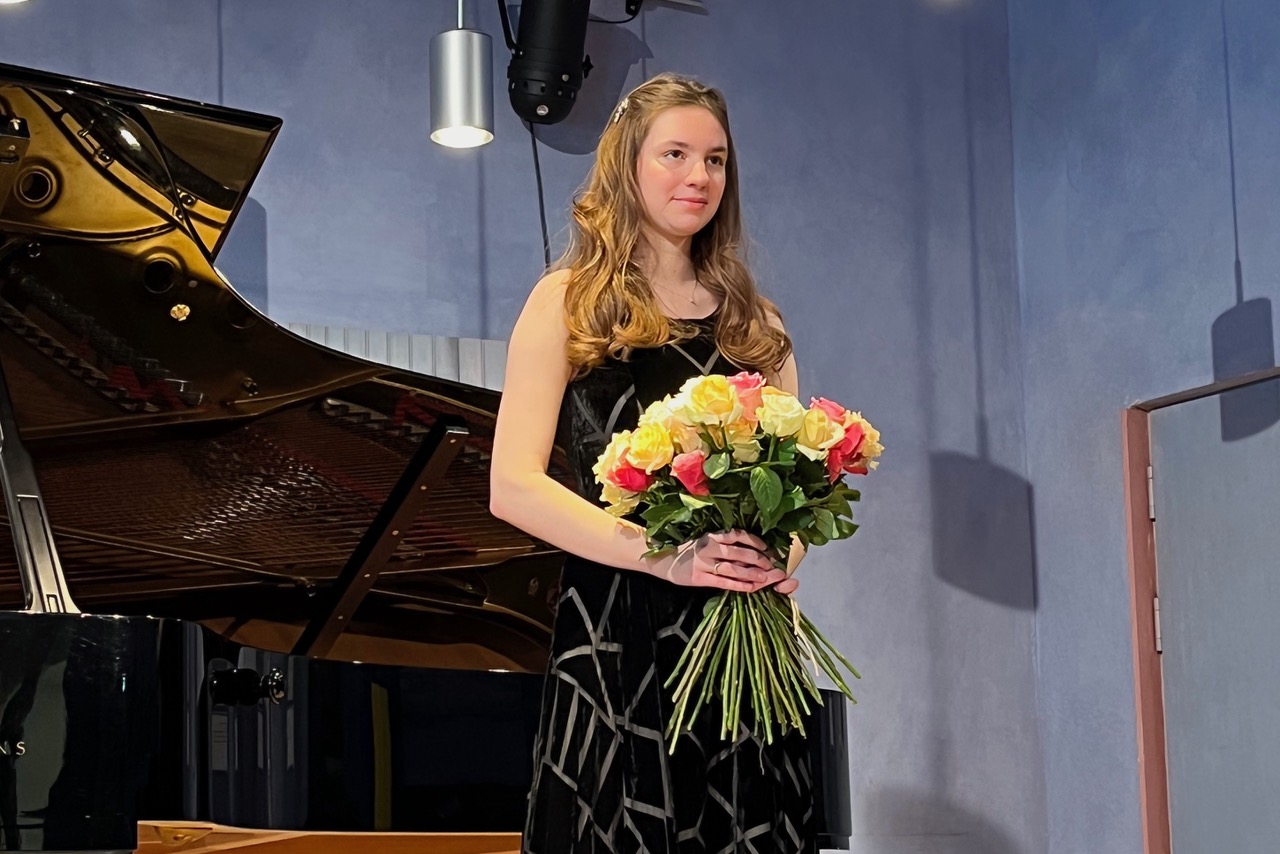 Die Siegerin des Wettbewerbs mit Blumenstrauß.