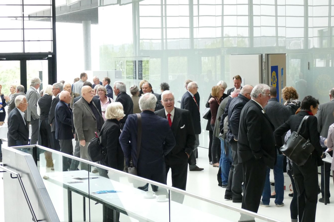 Ankunft der Teilnehmenden im Foyer eines Versammlungsortes