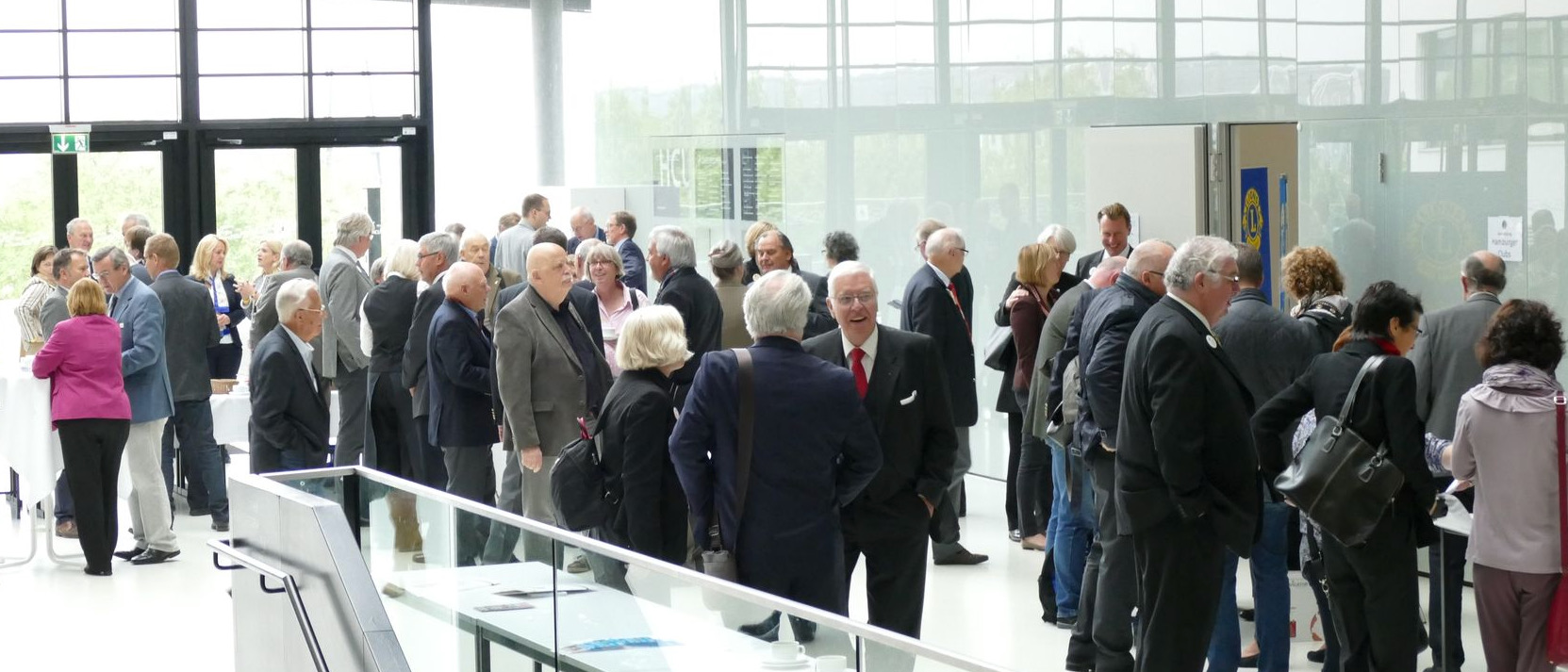 Ankunft der Teilnehmenden im Foyer eines Versammlungsortes.