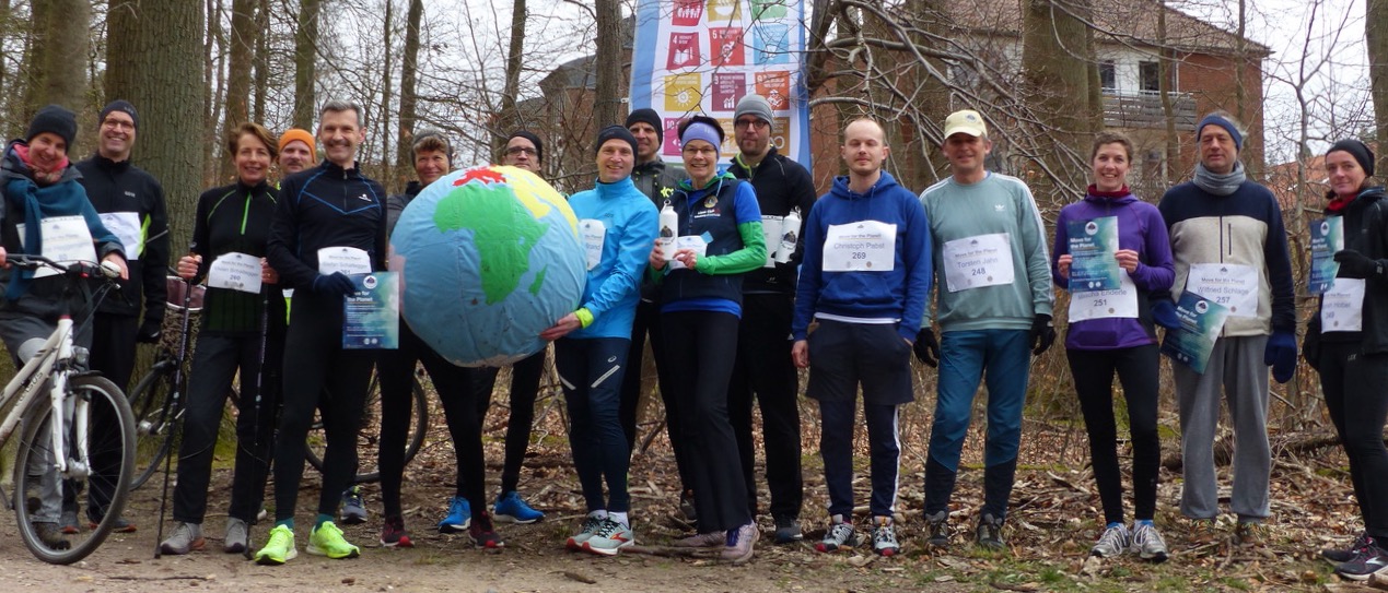 Lions-Mitglieder treffen sich zum gemeinsamen Move for the Planet im Wald