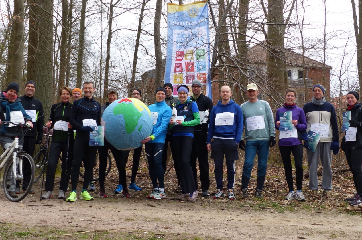 Lions-Mitglieder treffen sich zum gemeinsamen Move for the Planet im Wald