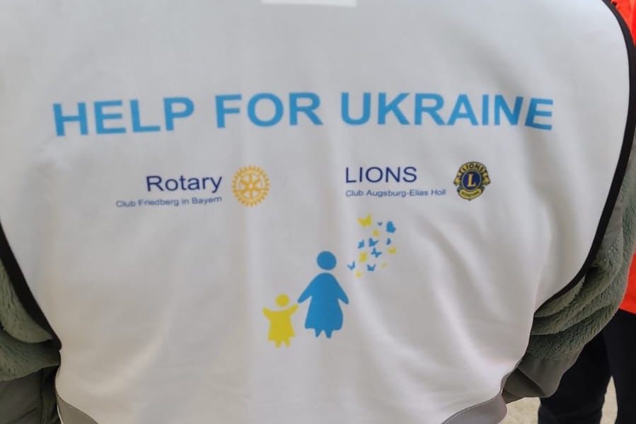 Rückseite einer Helferweste mit der Aufschrift Help for Ukraine