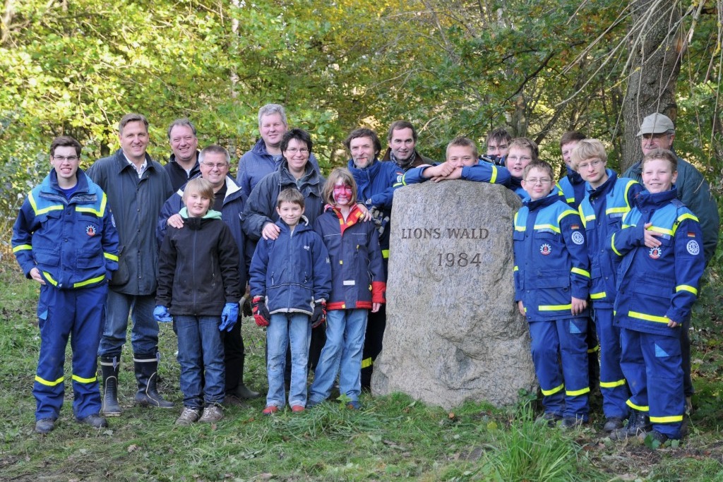 Eine Gruppe Aktiver trifft sich für die Waldpflege am Lionswaldstein