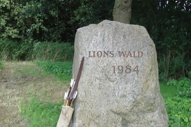 Großer Gedenkstein mit der Aufschrift Lionswald 1984