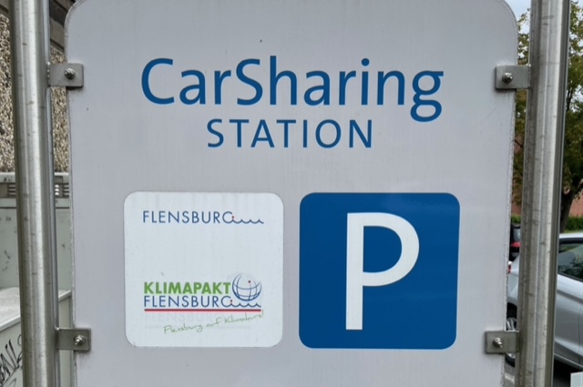 Schild das auf eine Car-Sharing-Station in Flensburg hinweist