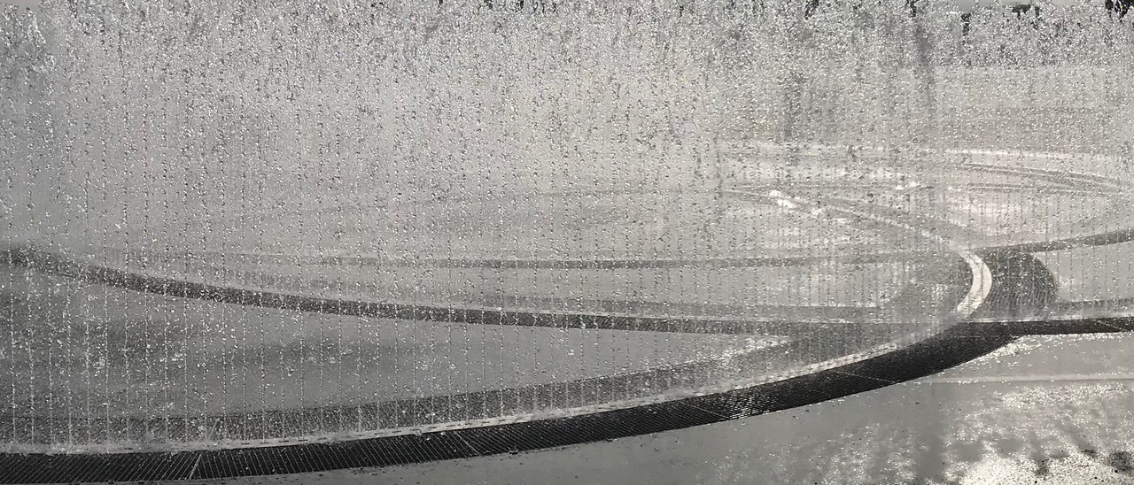 Wasserfontäne in Form großer Ringe auf einem Straßenplatz